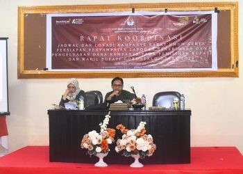 Ketua KPU Gorut Sofyan Jakfar saat memimpin rakor jadwal dan lokasi kampanye rapat umum, serta penyiapan laporan penerimaan dan pengeluaran dana kampanye, berlangsung di gedung Graha Anbril Kwandang, Senin (18/11/2024).(Foto KPU)