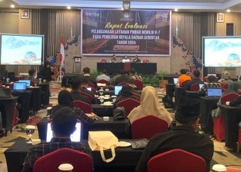 KPU Kota Gorontalo saat menggelar rapat evaluasi Pelayanan DPTb H-7 di Hotel Aston, Sabtu (9/11/2024) (Foto Rama/Gopos)