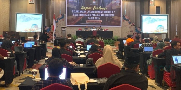 KPU Kota Gorontalo saat menggelar rapat evaluasi Pelayanan DPTb H-7 di Hotel Aston, Sabtu (9/11/2024) (Foto Rama/Gopos)