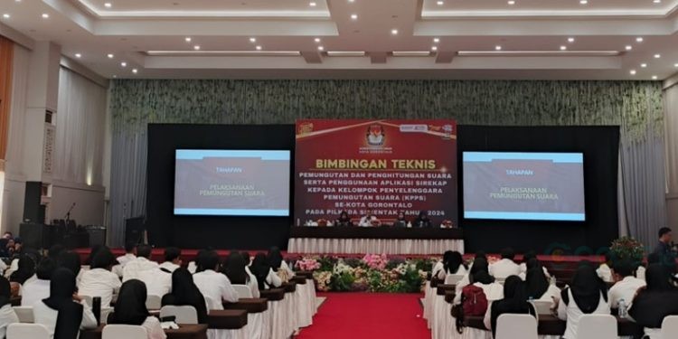 Pelaksanaan Bimtek KPPS di Gedung GPCC, Senin (18/11/2024)(Foto Rama/Gopos)