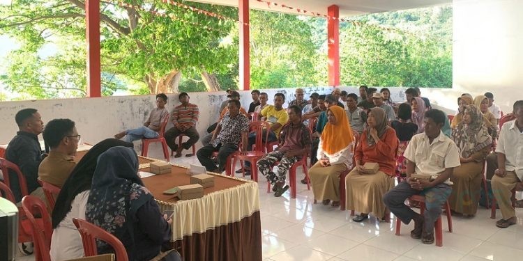 Sosialisasi Segmen Komunitas Nelayan oleh KPU Kota Gorontalo di Kelurahan Tanjung Keramat, Selasa (5/11/2024). (Foto Rama/Gopos)