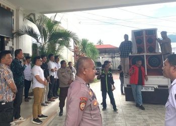 Aliansi mahasiswa saat melakukan aksi unjuk rasa di kantor KPU Kota Gorontalo, Senin (25/11/2024). (Foto Rama/Gopos)
