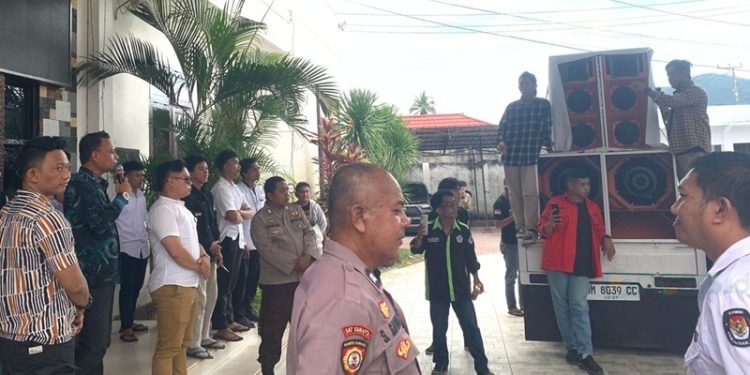 Aliansi mahasiswa saat melakukan aksi unjuk rasa di kantor KPU Kota Gorontalo, Senin (25/11/2024). (Foto Rama/Gopos)