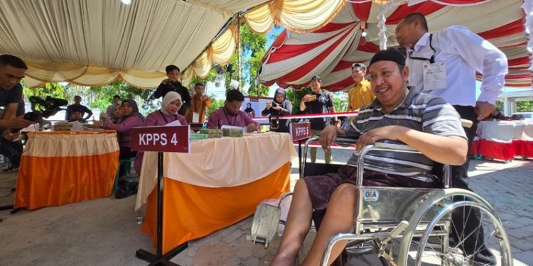 KPU Pohuwato simulasikan pemungutan dan perhitungan suara Pilkada Serentak berlangsung di halaman sekretariat KPU, Kamis, (14/11/2024) (Foto Yusuf/Gopos)
