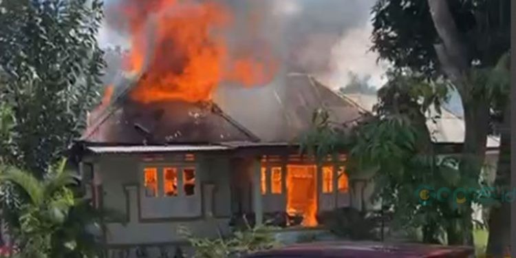 Kebakaran yang melanda sebuah rumah warga di Desa Tinelo Ayula, Bone Bolango, Sabtu (2/11/2024)