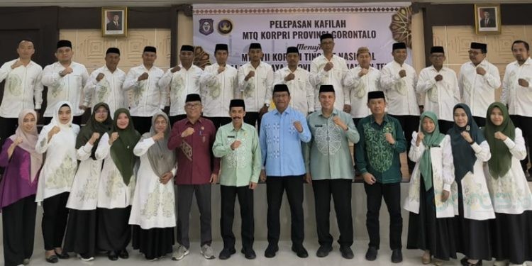 Sekretaris Daerah Provinsi Gorontalo Sofian Ibrahim bersama kafilah MTQ Korpri Nasional, Kamis (31/10/2024).