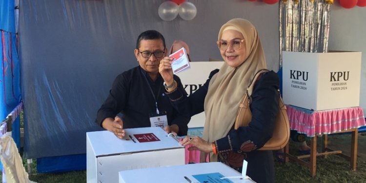 Merlan Uloli Salurkan Hak Suara Pilkada 2024 di TPS 001 Tumbihe