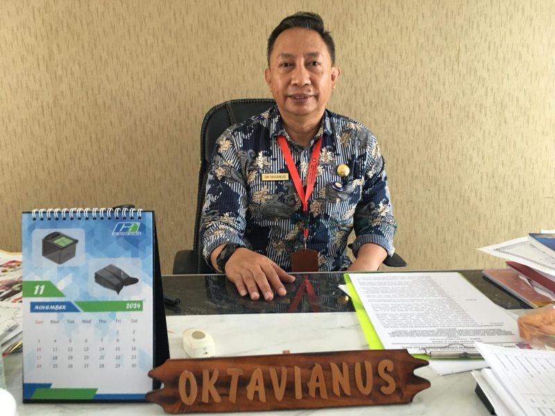 Kepala Dinas Kependudukan dan Pencatatan Sipil Bone Bolango, Oktavianus SW. Rahman saat diwawancarai di Ruang Kerjanya, Jumat (1/11/2024). (F. Indra/Gopos)