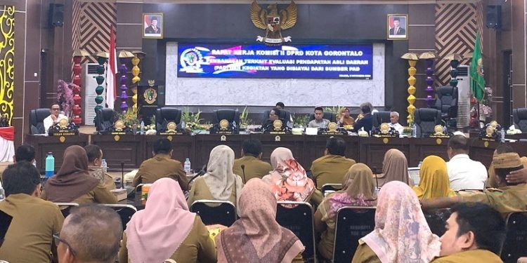 Rapat Komisi II DPRD bersama TAPD Kota Gorontalo, Selasa (5/11/2024). (Foto Rama/Gopos)