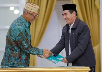 Direktur Utama PT GSM Boyke P Abidin dan Ketua Tanfidziyah PWNU Provinsi Gorontalo Ibrahim T Sore saat penandatanganan kerjasama.