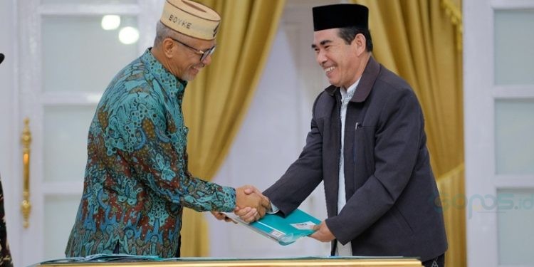 Direktur Utama PT GSM Boyke P Abidin dan Ketua Tanfidziyah PWNU Provinsi Gorontalo Ibrahim T Sore saat penandatanganan kerjasama.