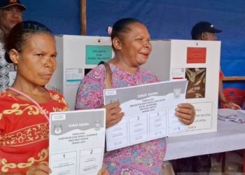 Pemilih disabilitas tunanetra memegang surat suara menggunakan huruf braille sebelum melakukan pencoblosan di TPS 20 Kelurahan Ardipura, Kota Jayapura, Rabu (27/11) ANTARA/Ardiles Leloltery