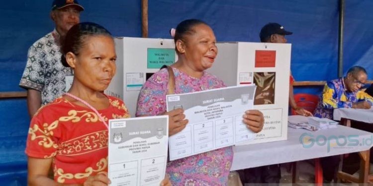 Pemilih disabilitas tunanetra memegang surat suara menggunakan huruf braille sebelum melakukan pencoblosan di TPS 20 Kelurahan Ardipura, Kota Jayapura, Rabu (27/11) ANTARA/Ardiles Leloltery