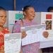 Pemilih disabilitas tunanetra memegang surat suara menggunakan huruf braille sebelum melakukan pencoblosan di TPS 20 Kelurahan Ardipura, Kota Jayapura, Rabu (27/11) ANTARA/Ardiles Leloltery