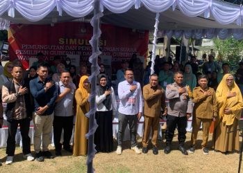 Foto bersama KPU Kota Gorontalo, Wakil Ketua DPRD Kota Gorontalo, Pemerintah Kota Gorontalo saat simulasi pemungutan suara di KPU Kota Gorontalo (Selasa/12/11/2024) Foto Rama/Gopos