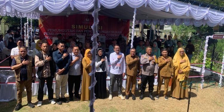 Foto bersama KPU Kota Gorontalo, Wakil Ketua DPRD Kota Gorontalo, Pemerintah Kota Gorontalo saat simulasi pemungutan suara di KPU Kota Gorontalo (Selasa/12/11/2024) Foto Rama/Gopos