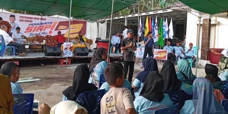 Saipul Mbuinga saat berkampanye di dialogis di Desa Sukamakmur, Kecamatan Patilanggio, Senin (4/11/2024).