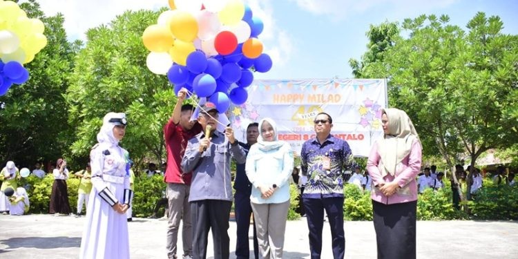 Suasana perayaan Milad ke-40 SMP Negeri 8 Kota Gorontalo yang turut dihadiri Pj Walikota Gorontalo Ismail Madjid, Kamis (14/11/2024).(Foto Nandar Gopos)