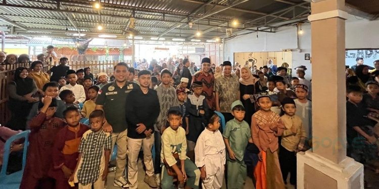 Calon Gubernur dan Wakil Gubernur Gorontalo nomor urut 3 Hamzah Isa dan Abdurrahman Abubakar Bachmid (HIBAH) saat bersama anak-anak yang mengikuti kegiatan sunatan massal, Minggu (17/11/2024).