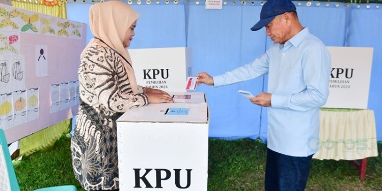 Saipul Mbuinga menyalurkan hak pilih di TPS 002 Desa Sipatana, Kecamatan Buntulia, Pohuwato, Rabu (27/11/2024) (Foto Iwan Karim)