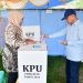 Saipul Mbuinga menyalurkan hak pilih di TPS 002 Desa Sipatana, Kecamatan Buntulia, Pohuwato, Rabu (27/11/2024) (Foto Iwan Karim)