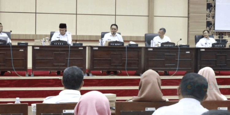 Pjs Bupati Blitar Jumadi bertempat di Ruang rapat Candi Penataran, Kantor Bupati Blitar, Rabu, 25 September 2024. (Foto: Pemkab Blitar)