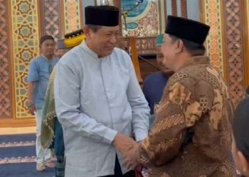Gusnar Ismail disapa oleh sejumlah warga usai ia melaksanakan sholat Jumat di Masjid Agung Baiturrahim, Kota Gorontalo, Jumat (29-11-2024).