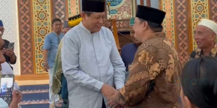 Gusnar Ismail disapa oleh sejumlah warga usai ia melaksanakan sholat Jumat di Masjid Agung Baiturrahim, Kota Gorontalo, Jumat (29-11-2024).