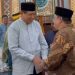 Gusnar Ismail disapa oleh sejumlah warga usai ia melaksanakan sholat Jumat di Masjid Agung Baiturrahim, Kota Gorontalo, Jumat (29-11-2024).