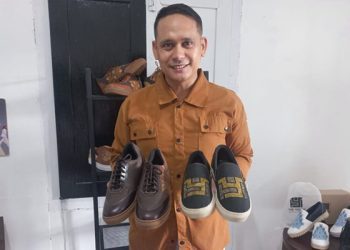 Owner The Young, Budi Muda, menunjukkan sepatu karawo karya The Young yang merupakan perpaduan modern dan etnik.(Foto gopos)