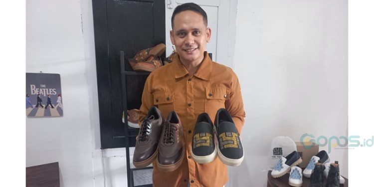 Owner The Young, Budi Muda, menunjukkan sepatu karawo karya The Young yang merupakan perpaduan modern dan etnik.(Foto gopos)