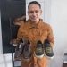 Owner The Young, Budi Muda, menunjukkan sepatu karawo karya The Young yang merupakan perpaduan modern dan etnik.(Foto gopos)