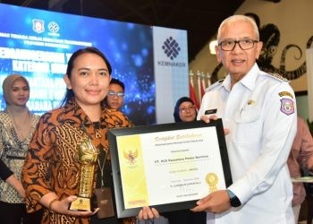 Pj Gubernur Gorontalo Rudy Salahuddin saat memberikan piagam penghargaan Siddhakarya kepada PT PLN Nusantara Power Service, salah satu perusahaan yang dinilai berhasil menciptakan karya unggul dan berkualitas tinggi di Provinsi Gorontalo,  Rabu (13/11/2024). (Foto – Nova Diskominfotik)