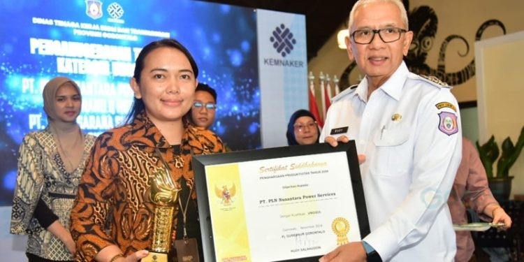 Pj Gubernur Gorontalo Rudy Salahuddin saat memberikan piagam penghargaan Siddhakarya kepada PT PLN Nusantara Power Service, salah satu perusahaan yang dinilai berhasil menciptakan karya unggul dan berkualitas tinggi di Provinsi Gorontalo,  Rabu (13/11/2024). (Foto – Nova Diskominfotik)