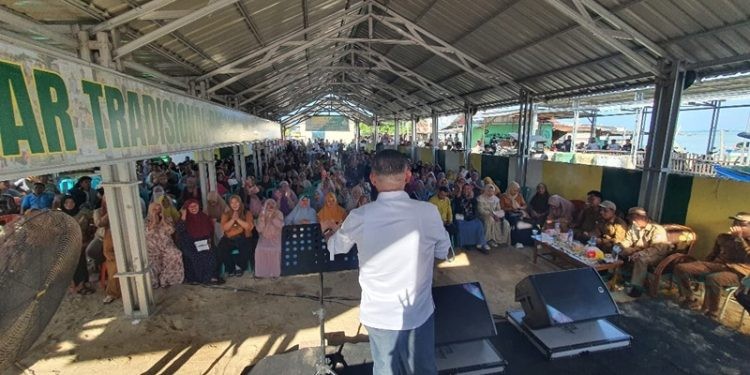 Anggota DPD RI Perwakilan Gorontalo, Syarif Mbuinga, memberikan sambutan sosialisasi empat Pilar kebangsaan, berlangsung di Pohuwato Timur, Kecamatan Marisa, Senin (25/11/2024) (Yusuf/Gopos)
