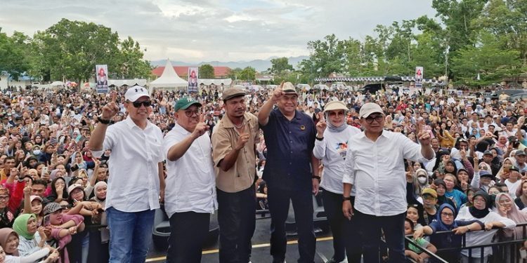 Kampanye monologis calon Gubernur dan Wakil Gubernur Gorontalo nomor urut 1 Tonny Uloli dan Marten Taha di lapangan Likada, Kabila, Bone Bolango, Sabtu (16/11/2024)