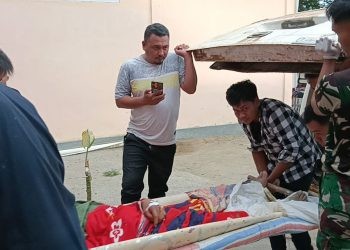 Dua Warga Pohuwato saat dievakuasi setelah tertimbun longsor di lokasi tambang, Selasa (12/11/2024) (Istimewa)