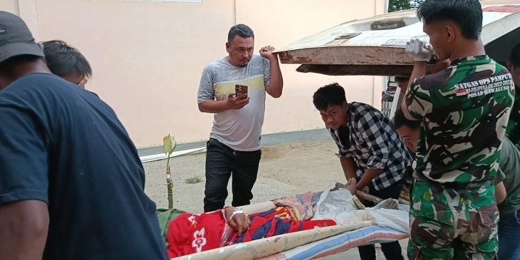 Dua Warga Pohuwato saat dievakuasi setelah tertimbun longsor di lokasi tambang, Selasa (12/11/2024) (Istimewa)