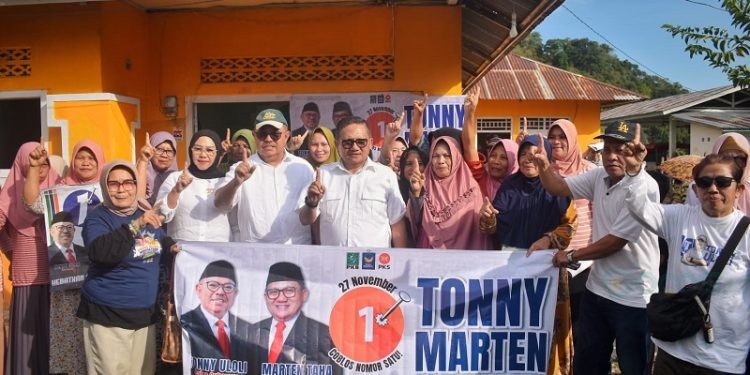Calon Gubernur dan Wakil Gubernur Gorontalo nomor urut 1 Tonny Uloli dan Marten Taha saat kunjungan ke Kecamatan Bilato, Kabupaten Gorontalo, Sabtu (9/11/2024).