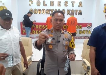 Kapolres Gorontalo Kota Kombes Pol Ade Permana saat menunjukan obat keras jenis Trihexyphenidyl atau pil sapi saat jumpa pers, Rabu (13/11/2024).(Foto Nandar Gopos)