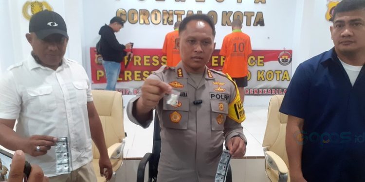 Kapolres Gorontalo Kota Kombes Pol Ade Permana saat menunjukan obat keras jenis Trihexyphenidyl atau pil sapi saat jumpa pers, Rabu (13/11/2024).(Foto Nandar Gopos)