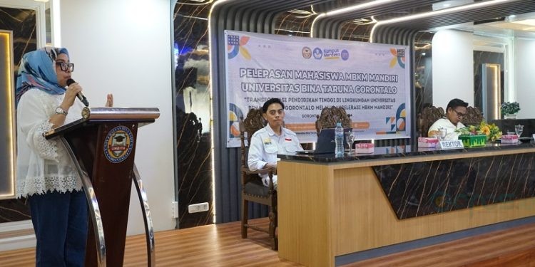 Rektor UNBITA Gorontalo Ellys Rachman saat melepas 142 mahasiswa terpilih program MBKM Mandiri.