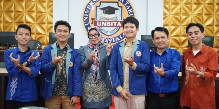 Rektor UNBITA Gorontalo Ellys Rachman bersama Dekan Fakultas Administrasi dan Ilmu Sosial, sekaligus pengarah tim debat Kurniadi K Hasan, serta mahasiswa peserta debat yang berhasil meraih Terbaik 2 pada ajang UBM Debat Championship Vol.2.(Foto UNBITA)