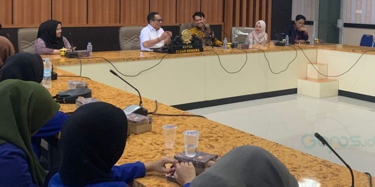 Ketua DPRD Kota Gorontalo Irwan Hunawa saat tatap muka dengan mahasiswa Jurusan Ilmu Administrasi Publik dan Ilmu Administrasi Bisnis UNBITA Gorontalo, Rabu (13/11/2024).(Foto Rama Gopos)