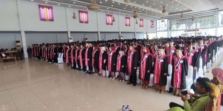Ratusan Mahasiswa Unipo Ikuti Wisuda Sarjana, prosesi sidang senat terbuka berlangsung Gedung Ichsan Pohuwato. Senin (25/11/2024) (FOTO UNIPO)