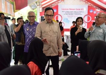Wamendagri Bima Arya saat meninjau perekaman KTP-El di SMA 3 Kota Gorontalo, Kamis (14/11/2024). (Foto: Fikri – Diskominfotik)