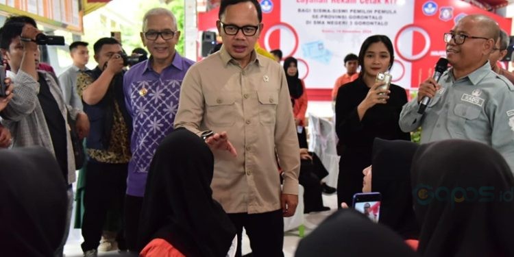 Wamendagri Bima Arya saat meninjau perekaman KTP-El di SMA 3 Kota Gorontalo, Kamis (14/11/2024). (Foto: Fikri – Diskominfotik)