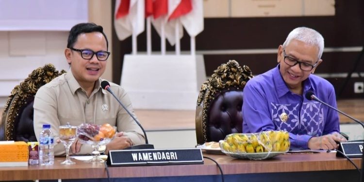 Wamendagri Bima Arya didampingi Pj Gubernur Gorontalo Rudy Salahuddin saat memimpin rapat Pilkada serentak di Provinsi Gorontalo, Kamis, (14/10/2024). (Foto: Fikri Diskominfotik)