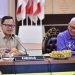 Wamendagri Bima Arya didampingi Pj Gubernur Gorontalo Rudy Salahuddin saat memimpin rapat Pilkada serentak di Provinsi Gorontalo, Kamis, (14/10/2024). (Foto: Fikri Diskominfotik)