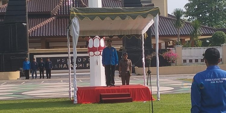 Sekda Kabupaten Blitar Izul Marrom saat mewakili Pjs. Bupati Blitar memimpin upacara peringatan Bulan Bakti Karang Taruna ke-63 tahun 2024. (Foto: IST)